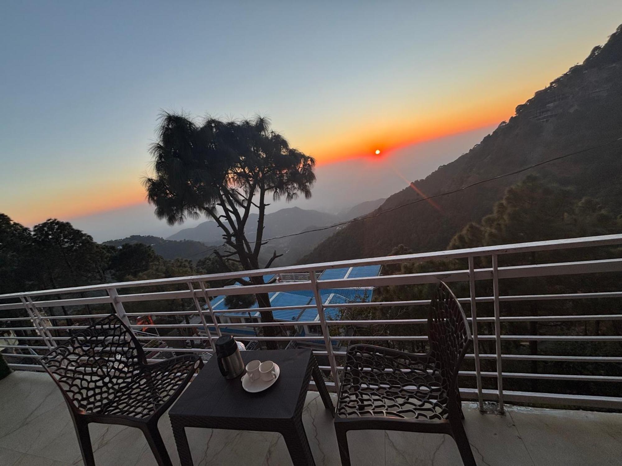 Ferienwohnung Panormic View By The North Edge Kasauli Exterior foto