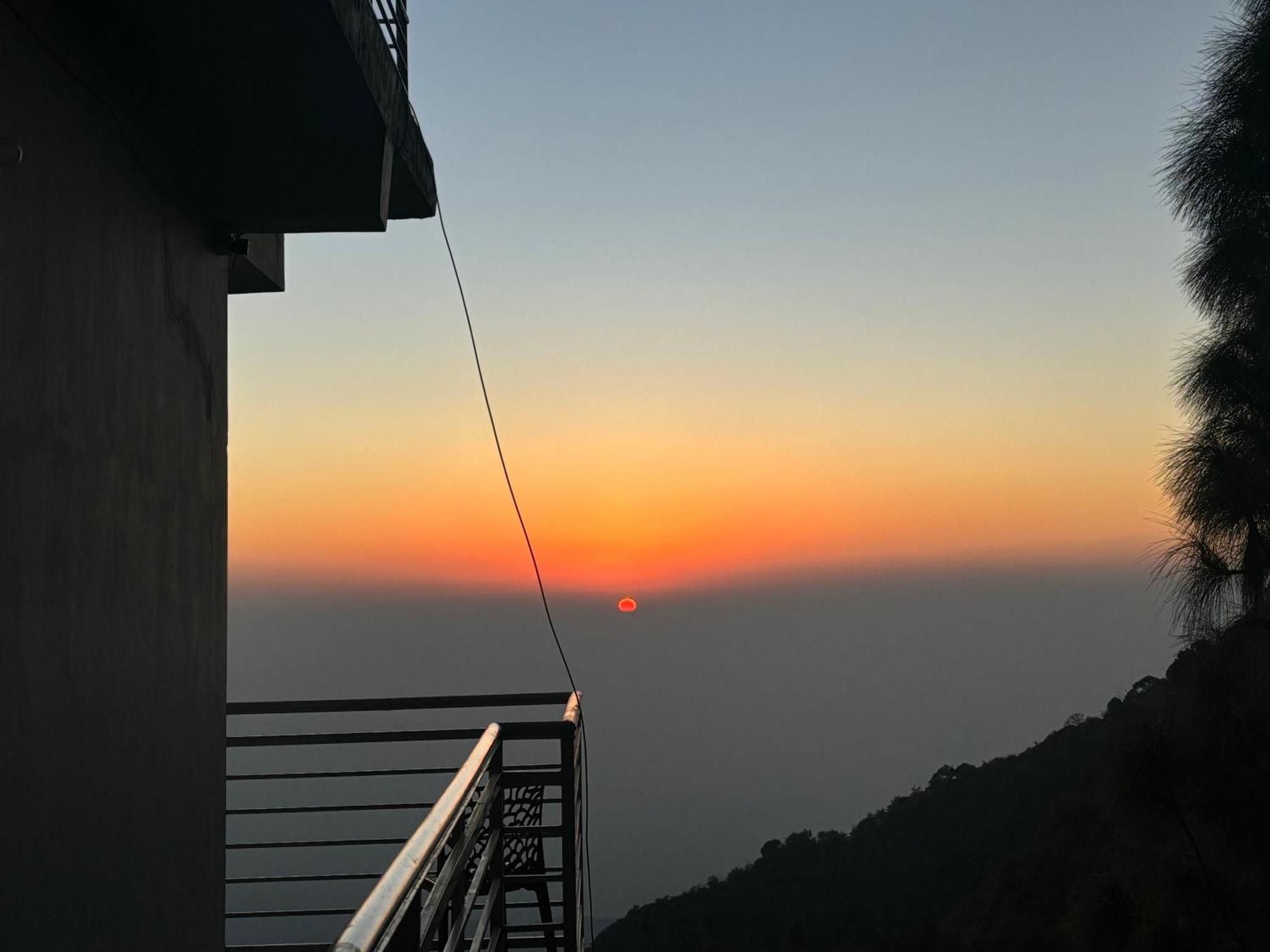 Ferienwohnung Panormic View By The North Edge Kasauli Exterior foto