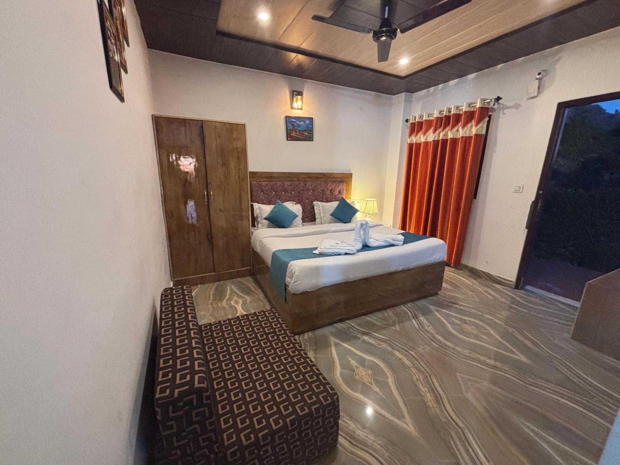 Ferienwohnung Panormic View By The North Edge Kasauli Exterior foto