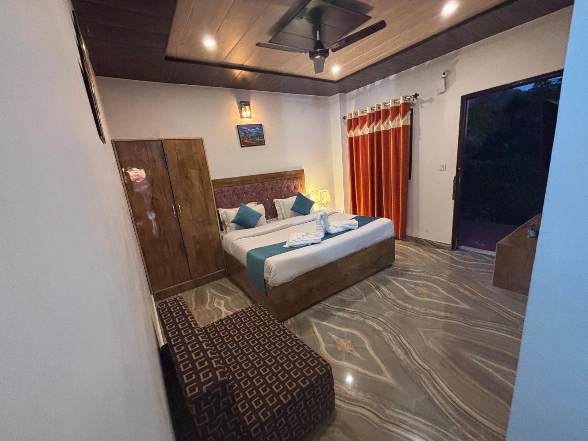 Ferienwohnung Panormic View By The North Edge Kasauli Exterior foto