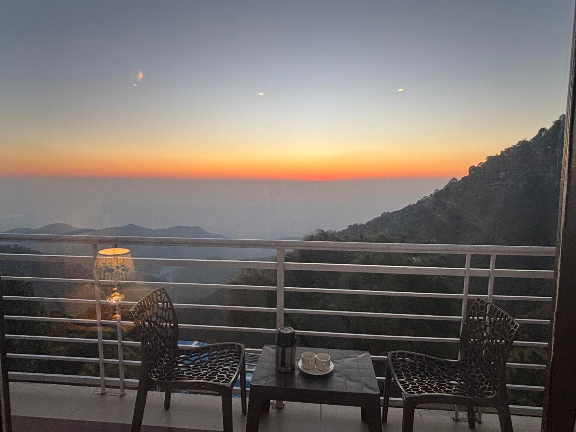 Ferienwohnung Panormic View By The North Edge Kasauli Exterior foto
